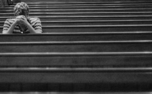 mp-man-pray-pew-500x309_1